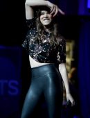 hailee-steinfeld-hits-97-3-sessions-in-fort-lauderdale-18
