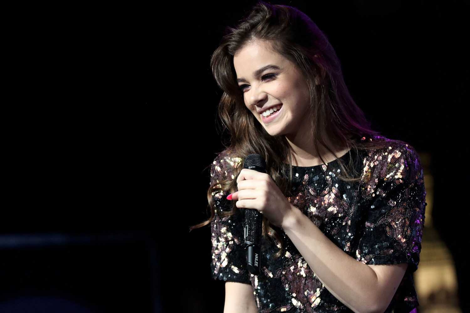 hailee-steinfeld-hits-97-3-sessions-in-fort-lauderdale-2