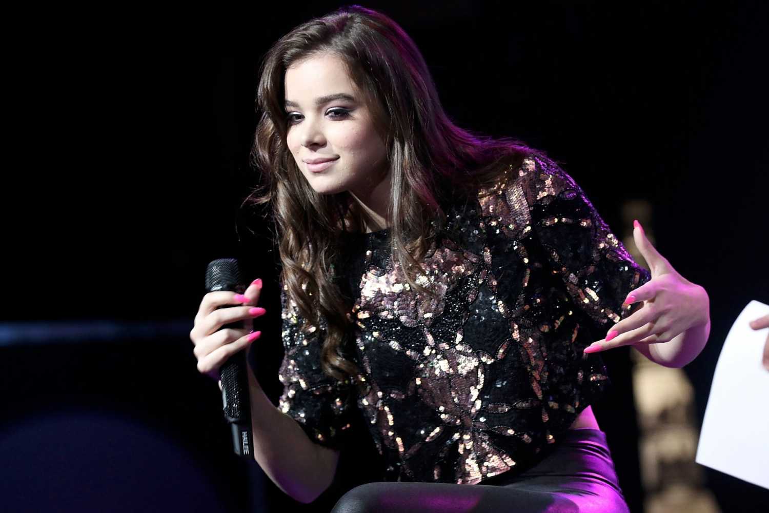 hailee-steinfeld-hits-97-3-sessions-in-fort-lauderdale-3