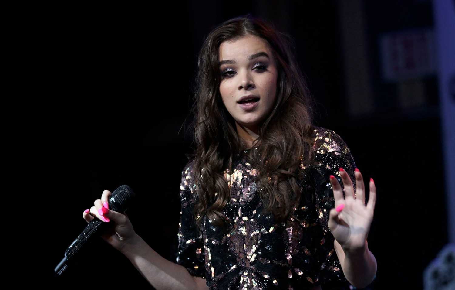 hailee-steinfeld-hits-97-3-sessions-in-fort-lauderdale-5