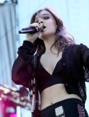 hailee-steinfeld-iheartradio-music-festival-lv-13