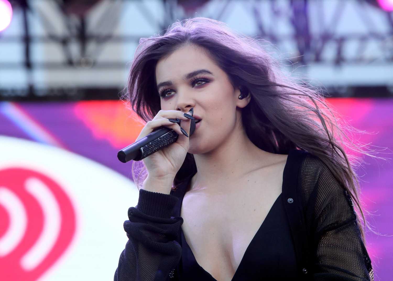 hailee-steinfeld-iheartradio-music-festival-lv-17