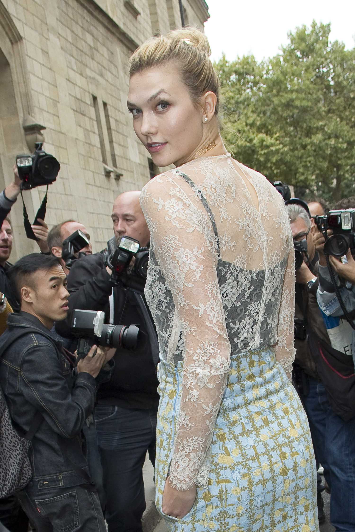karlie-kloss-at-dior-ss17-show-during-paris-fashion-week-1