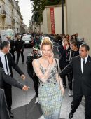 karlie-kloss-at-dior-ss17-show-during-paris-fashion-week-4