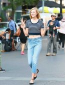 karlie-kloss-for-photoshoot-near-union-square-nyc-6