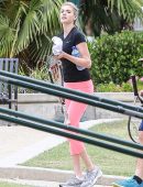 kate-upton-in-playing-tennis-2