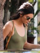 Kendall-Jenner-in-Jeans-662