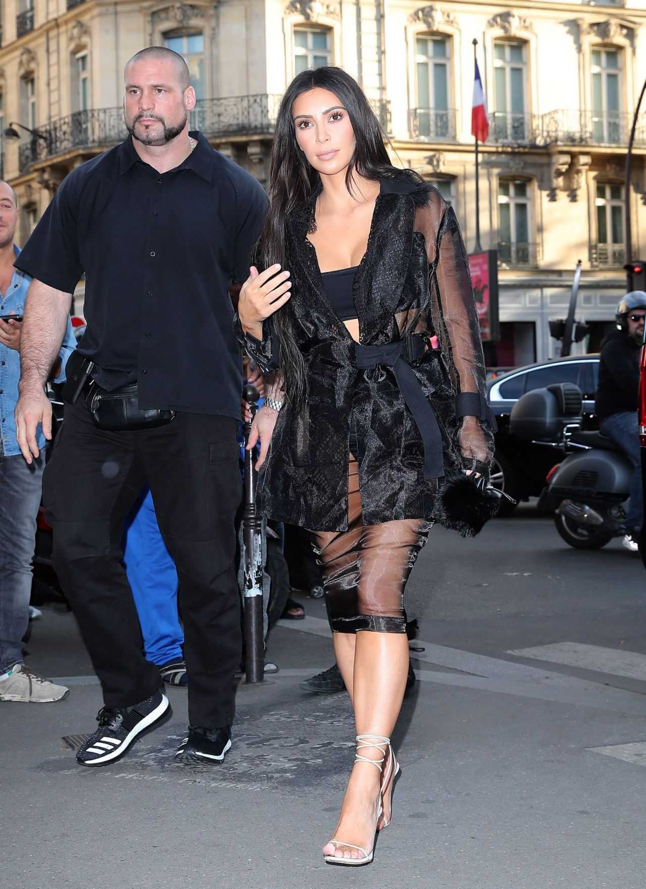 kim-kardashian-butt-kissed-by-journalist-vitalii-sediuk-1