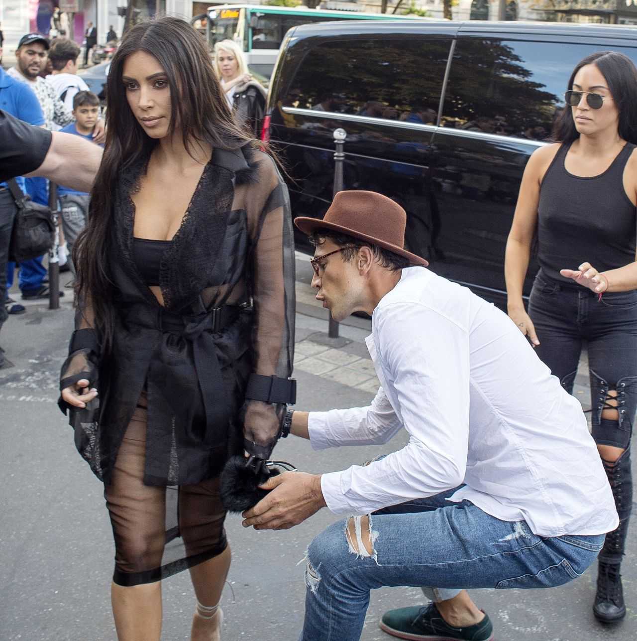 kim-kardashian-butt-kissed-by-journalist-vitalii-sediuk-10