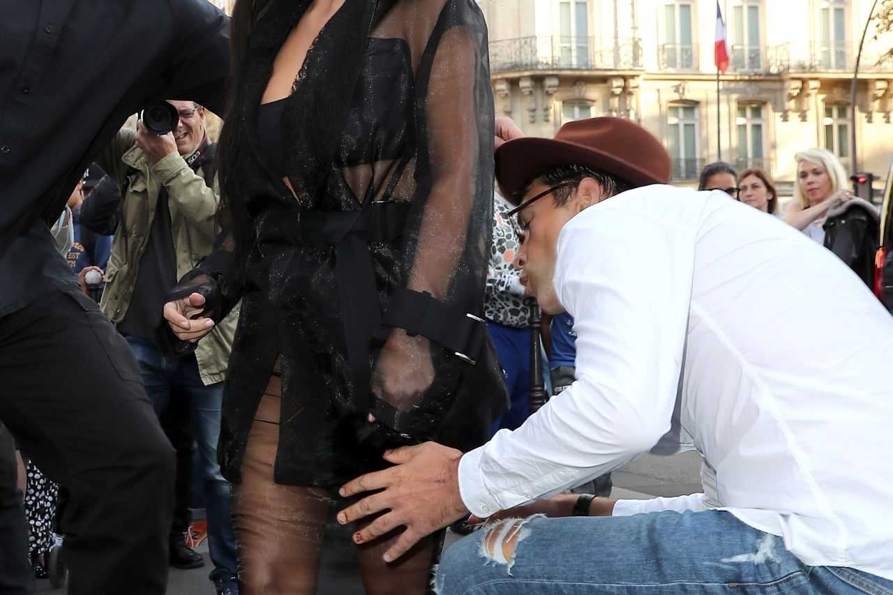 kim-kardashian-butt-kissed-by-journalist-vitalii-sediuk-2