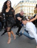 kim-kardashian-butt-kissed-by-journalist-vitalii-sediuk-3