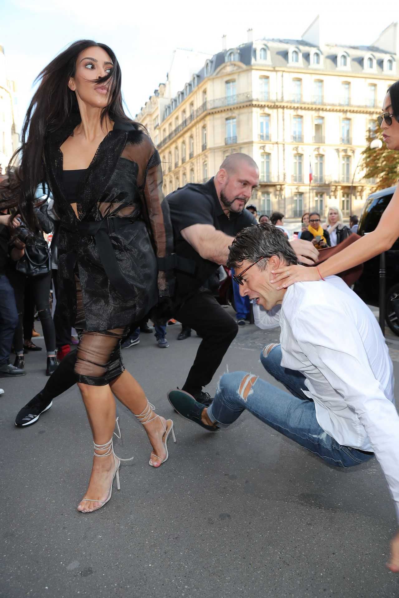 kim-kardashian-butt-kissed-by-journalist-vitalii-sediuk-3