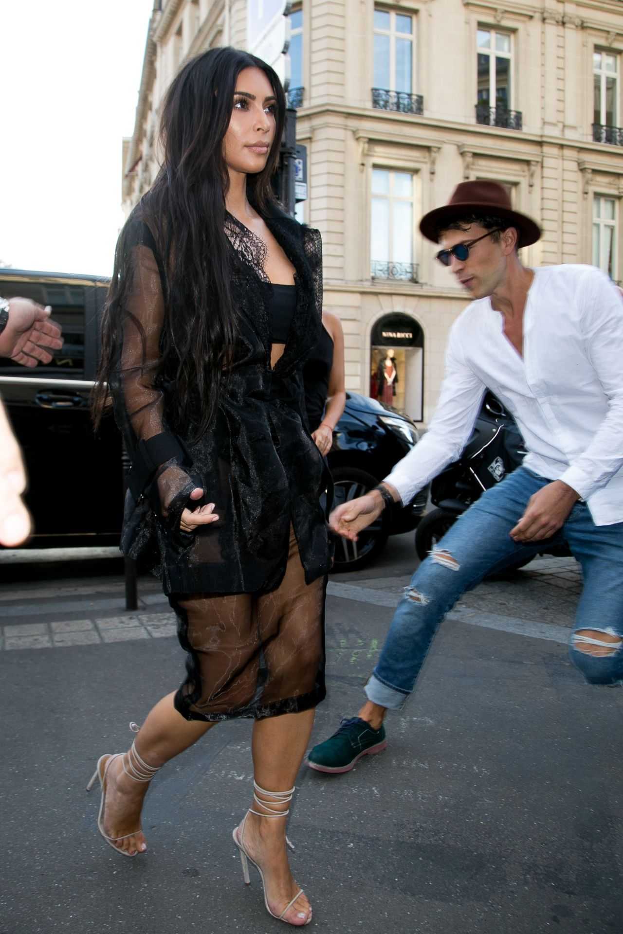 kim-kardashian-butt-kissed-by-journalist-vitalii-sediuk-7
