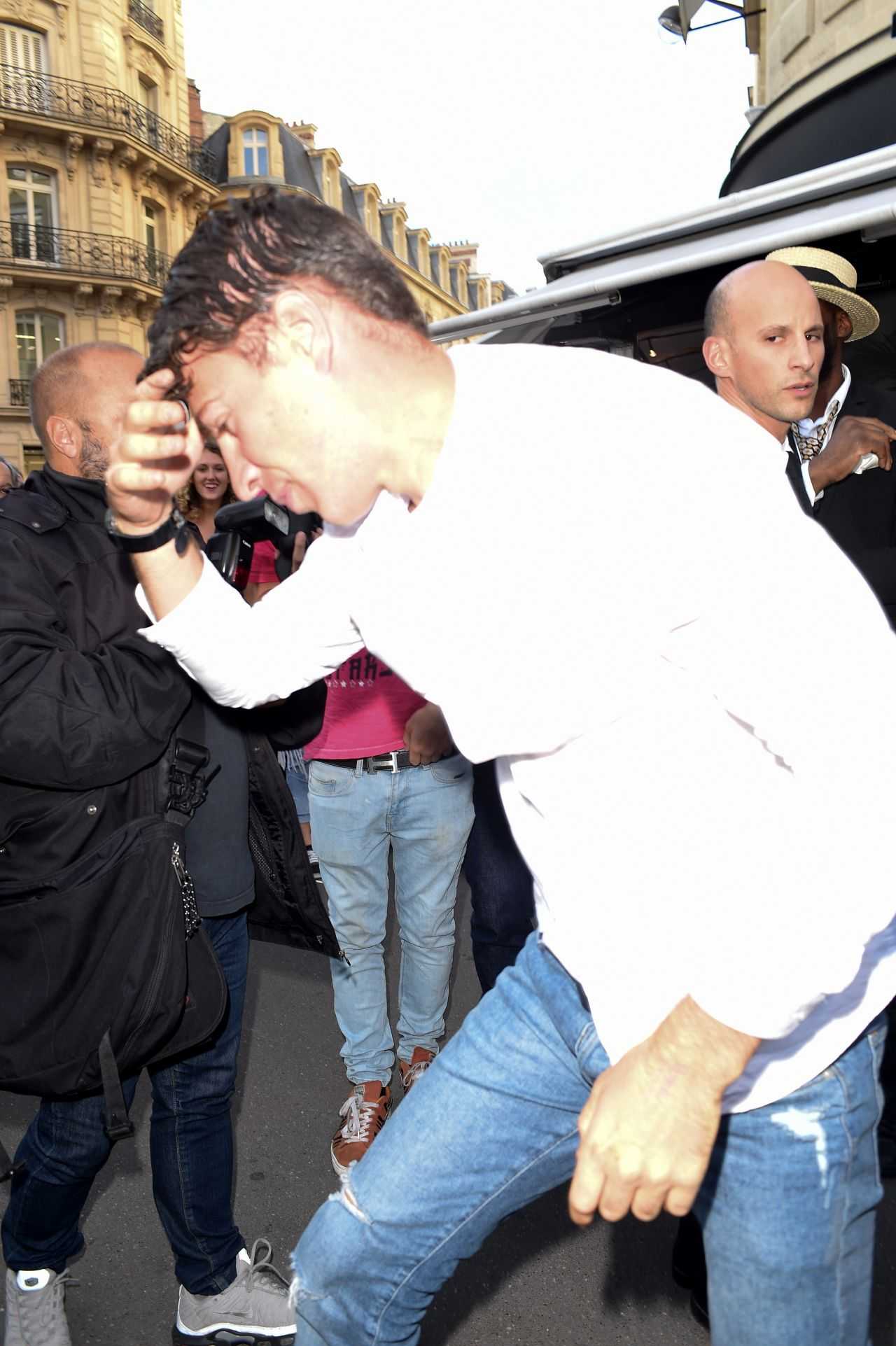 kim-kardashian-butt-kissed-by-journalist-vitalii-sediuk-9