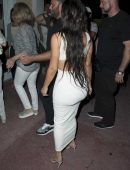 kim-kardashian-cleavage-candids-miami-528