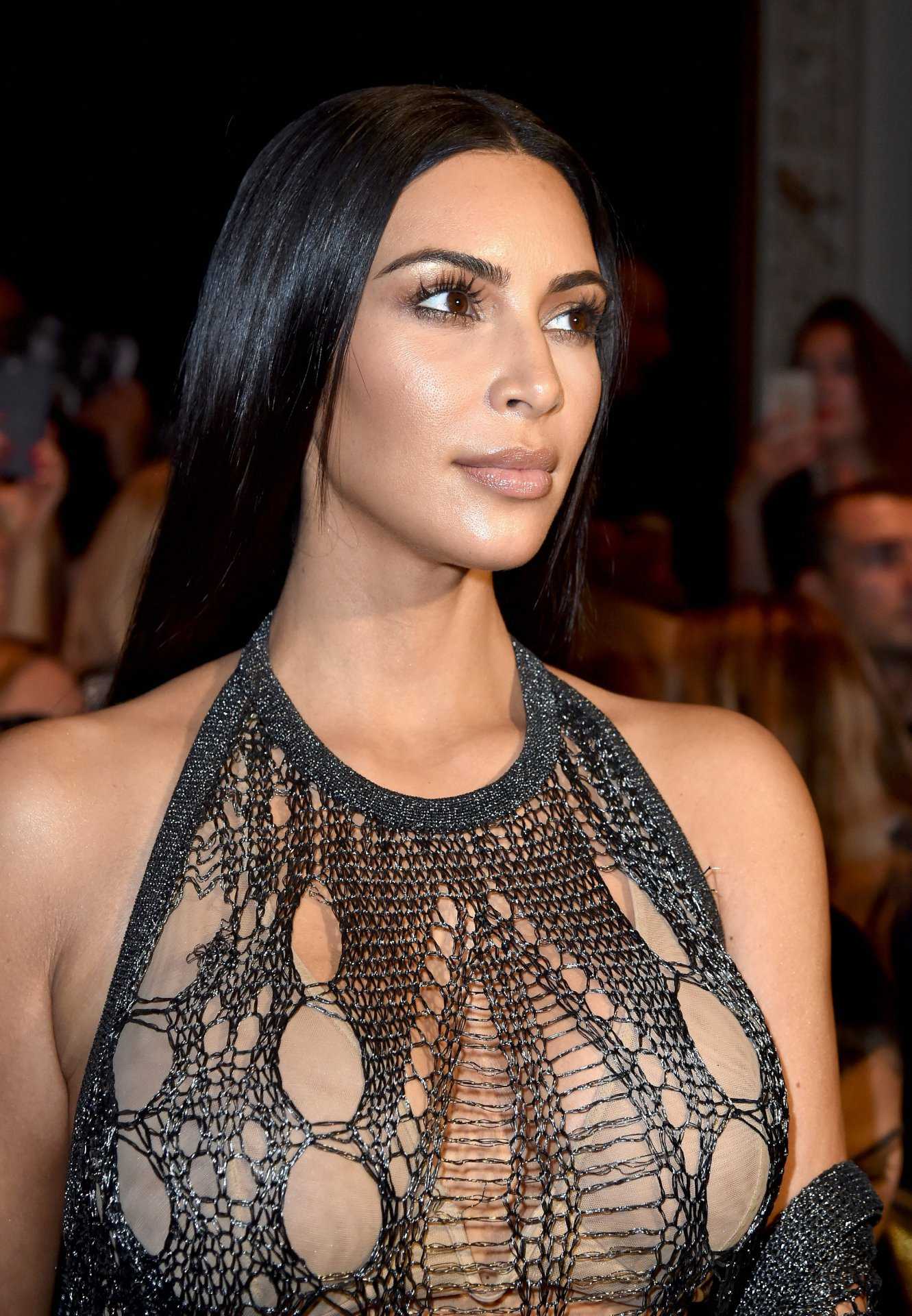 kim-kardashian-at-balmain-fashion-show-in-paris-1