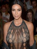 kim-kardashian-at-balmain-fashion-show-in-paris-2