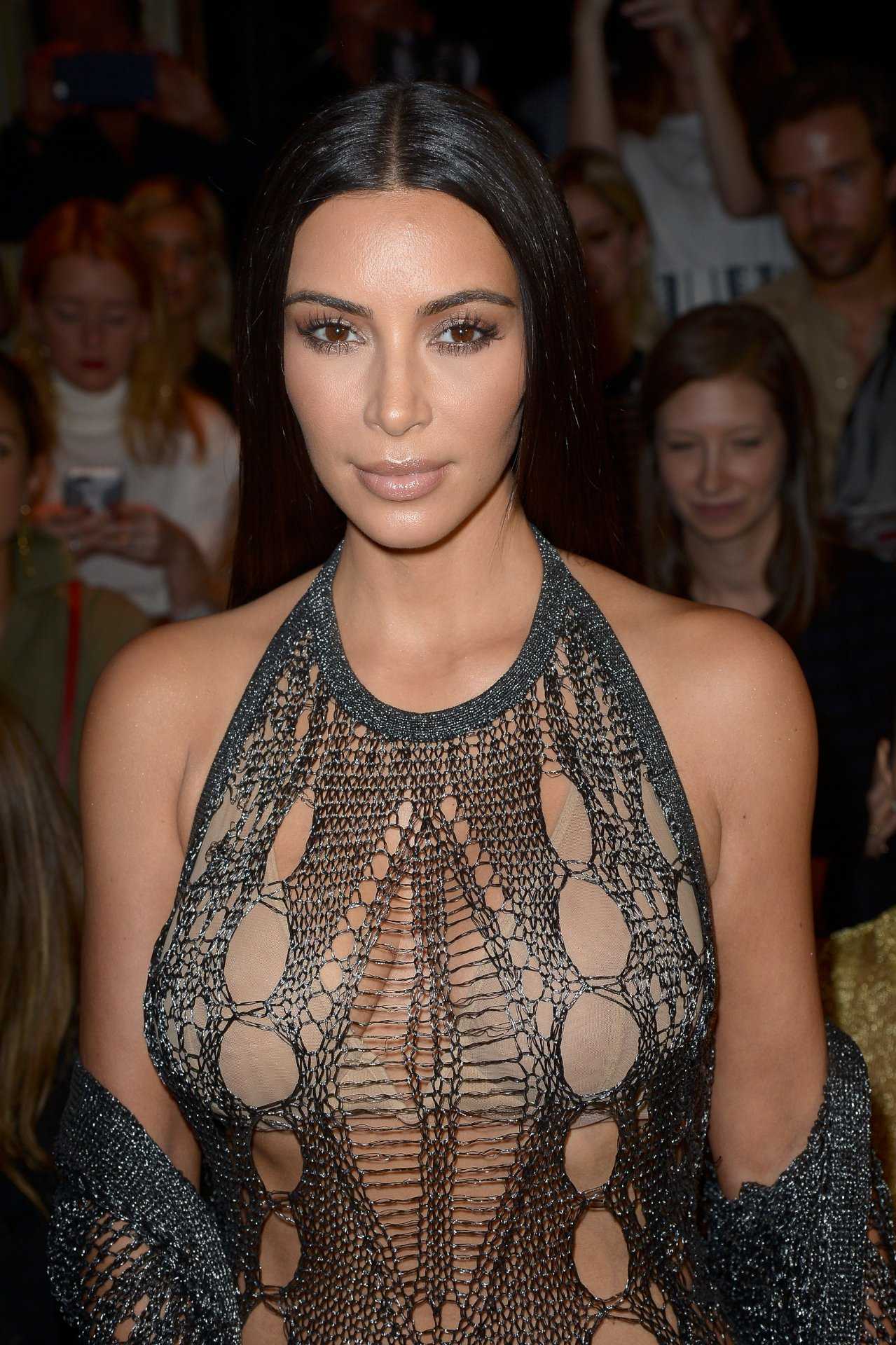 kim-kardashian-at-balmain-fashion-show-in-paris-2