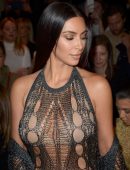 kim-kardashian-at-balmain-fashion-show-in-paris-3