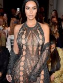 kim-kardashian-at-balmain-fashion-show-in-paris-5