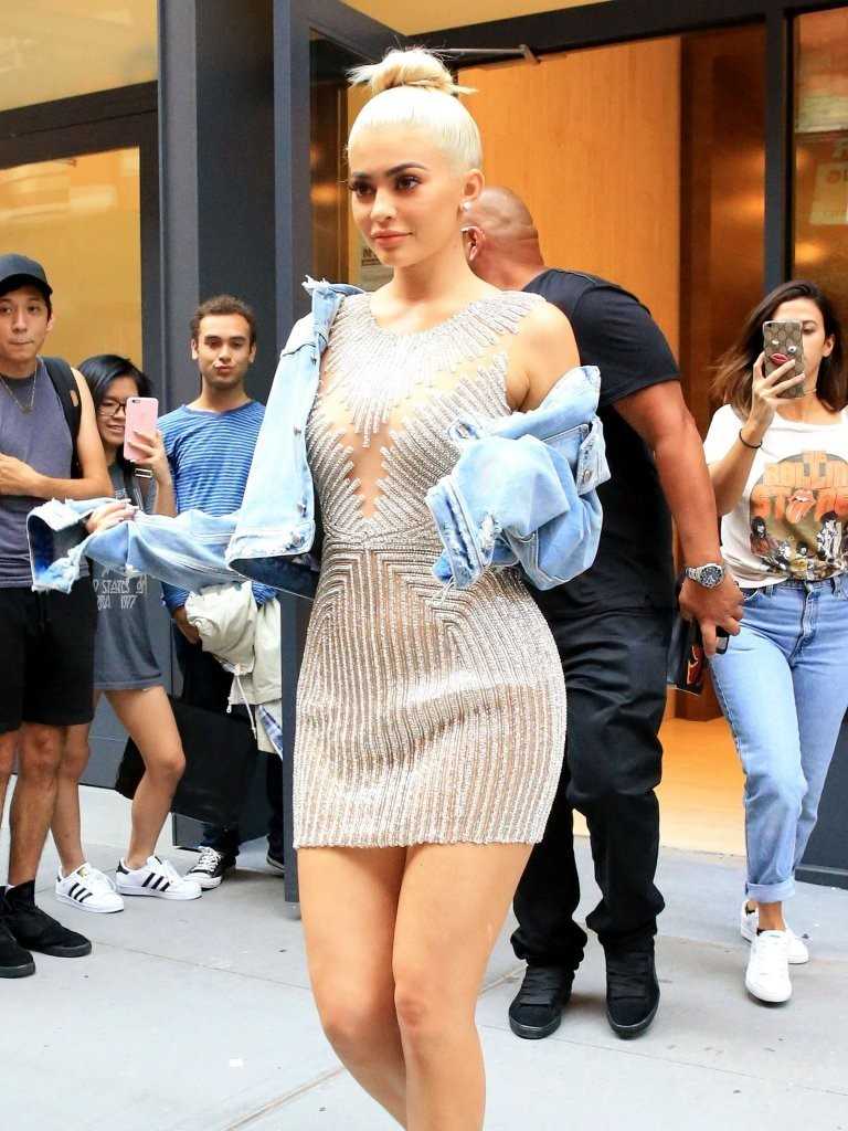 kylie-jenner-leaving-her-hotel-nyc-7