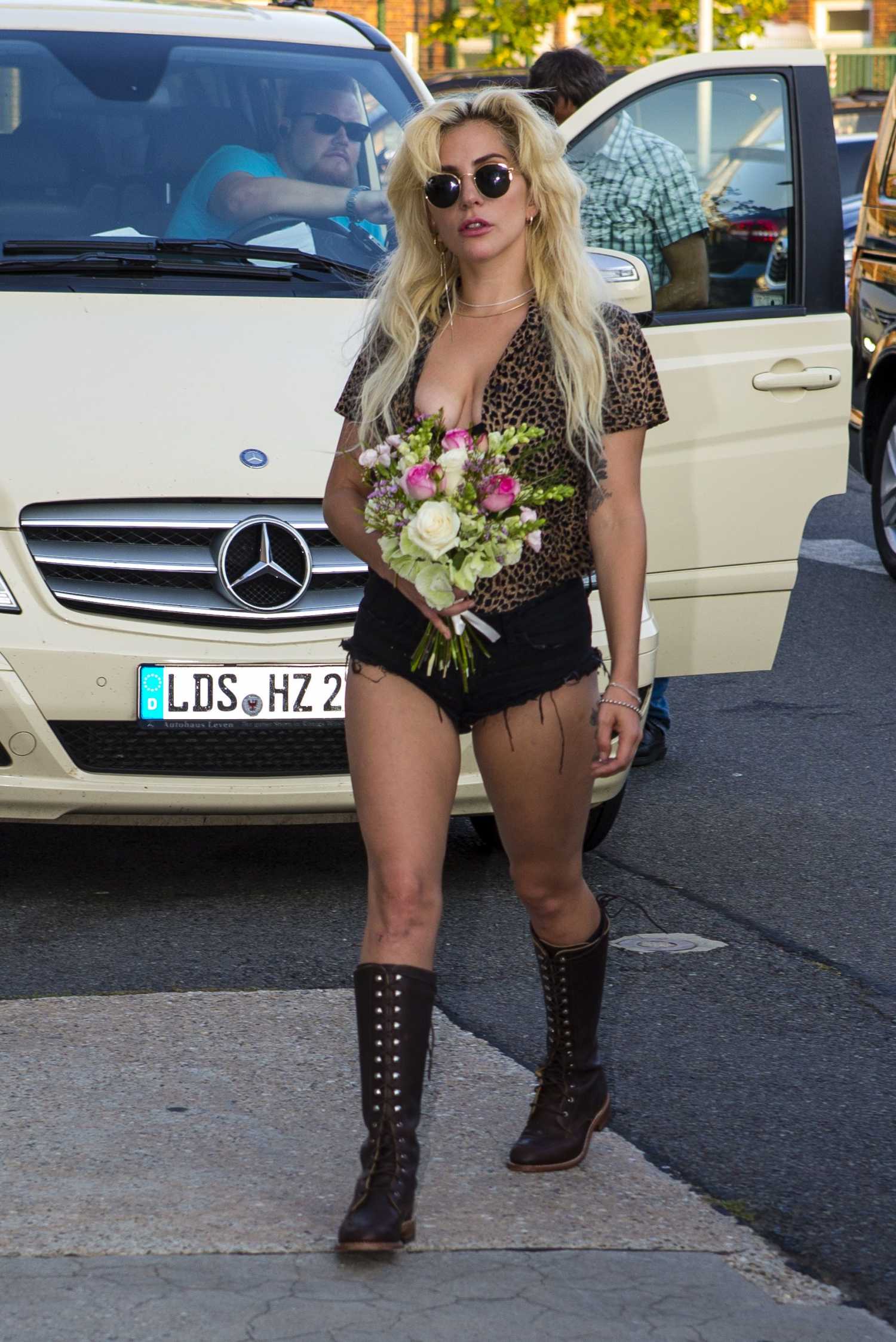 lady-gaga-at-schoenefeld-airport-in-berlin-2