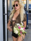 lady-gaga-at-schoenefeld-airport-in-berlin-7