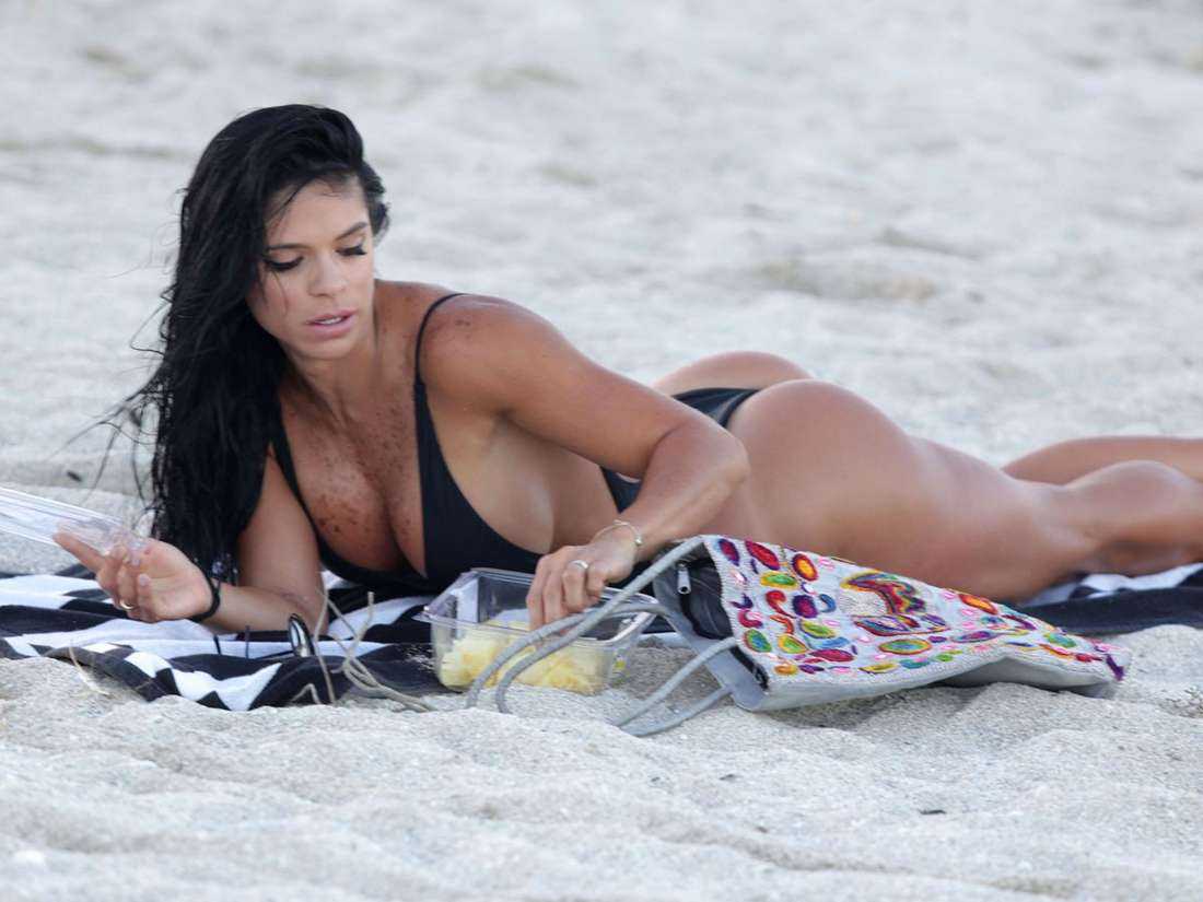 michelle-lewin-in-black-swimsuit-2016-11