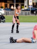 sandra-kubicka-rollerblading-in-warsaw-5