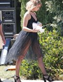 sarah-hyland-filming-a-halloween-episode-of-modern-family-4