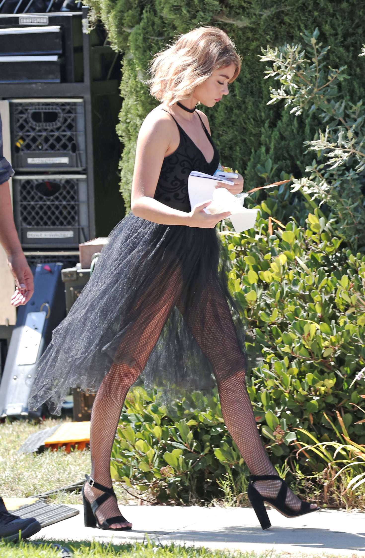 sarah-hyland-filming-a-halloween-episode-of-modern-family-4