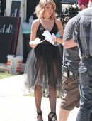 sarah-hyland-filming-a-halloween-episode-of-modern-family-5