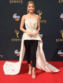 sarah-hyland-at-2016-emmy-awards-1