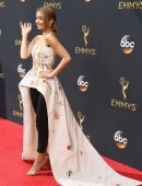 sarah-hyland-at-2016-emmy-awards-12