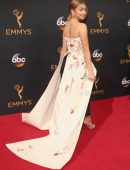 sarah-hyland-at-2016-emmy-awards-6
