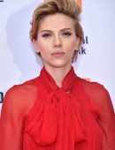 scarlett-johansson-sing-premiere-in-toronto-1
