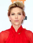 scarlett-johansson-sing-premiere-in-toronto-16