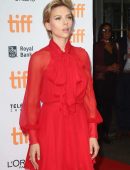 scarlett-johansson-sing-premiere-in-toronto-17