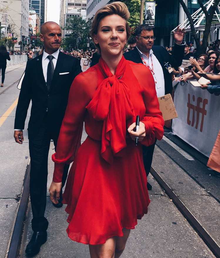 scarlett-johansson-sing-premiere-in-toronto-19