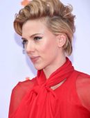 scarlett-johansson-sing-premiere-in-toronto-2