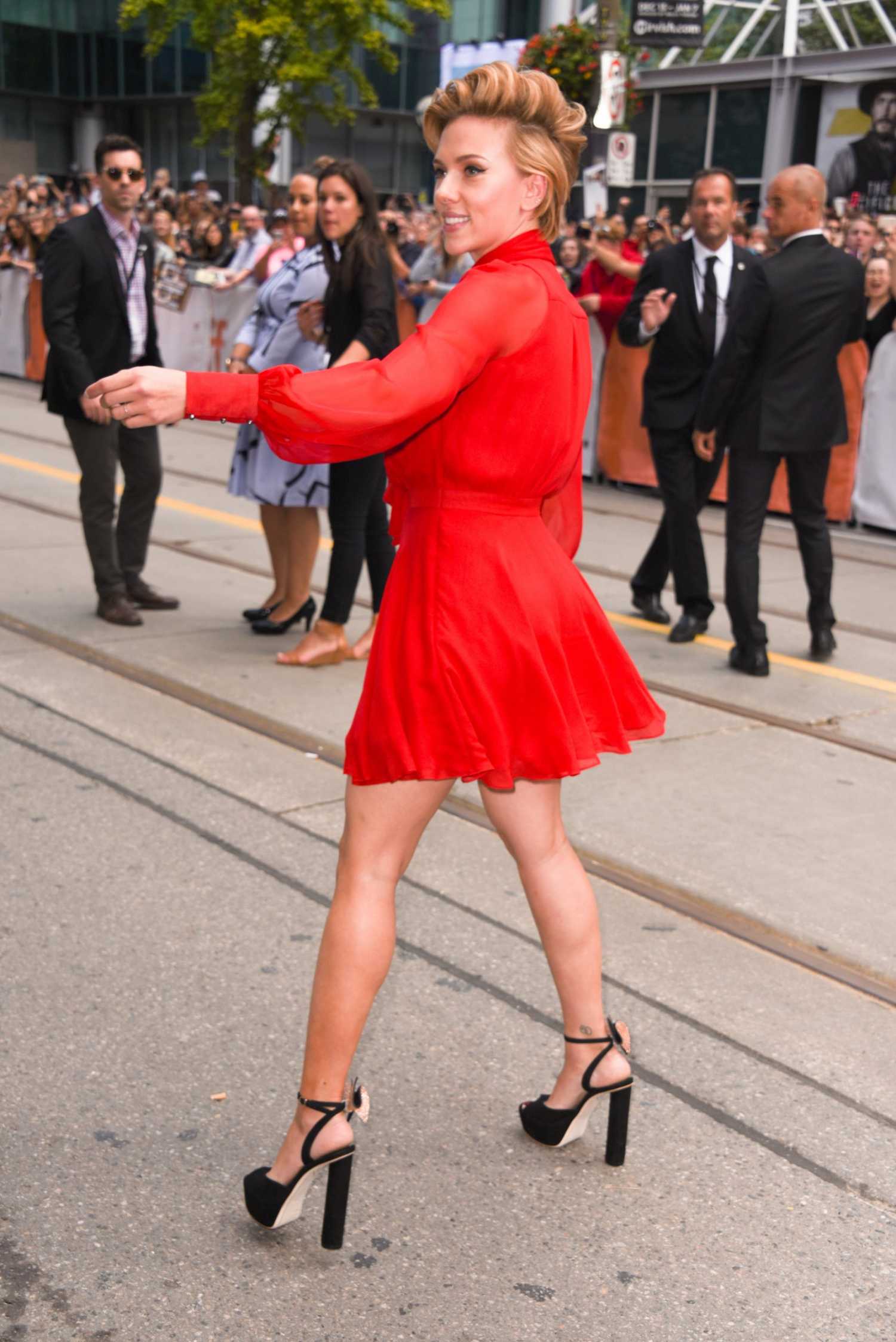 scarlett-johansson-sing-premiere-in-toronto-26