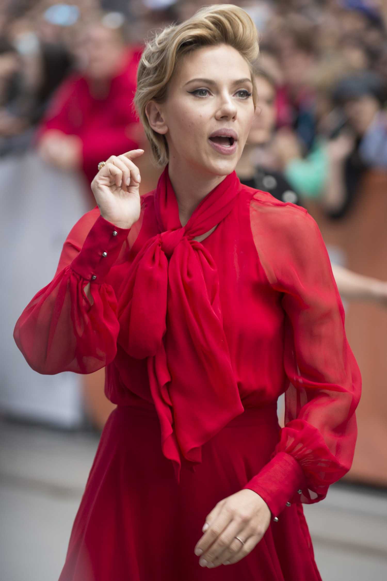 scarlett-johansson-sing-premiere-in-toronto-31