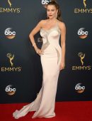 sofia-vergara-at-68th-annual-primetime-emmy-awards-in-la-5
