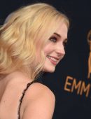 sophie-turner-at-2016-emmy-awards-4
