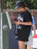 vanessa-hudgens-arriving-at-an-acting-class-4