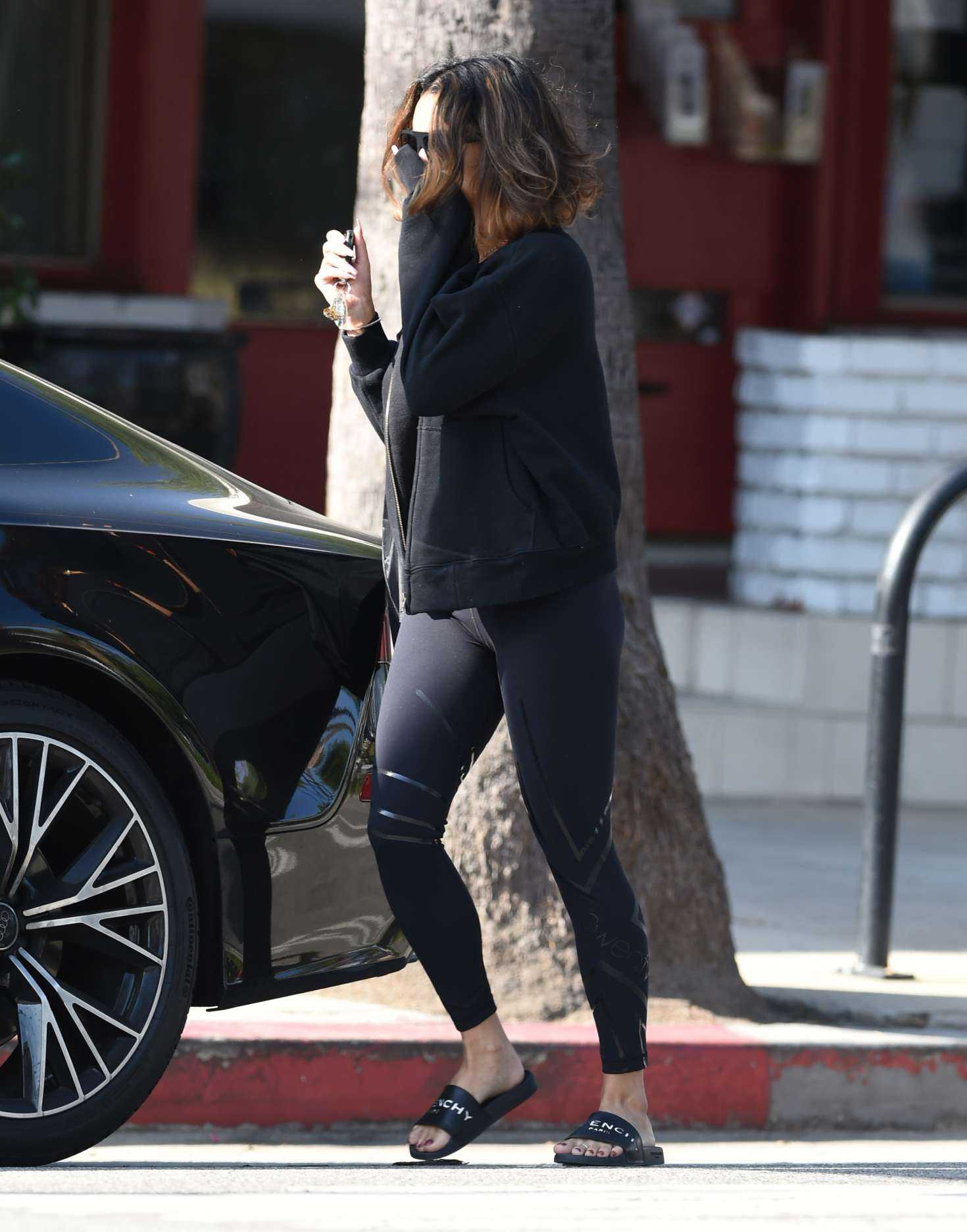 Vanessa-Hudgens-Leaving-a-Pilates-Class-2