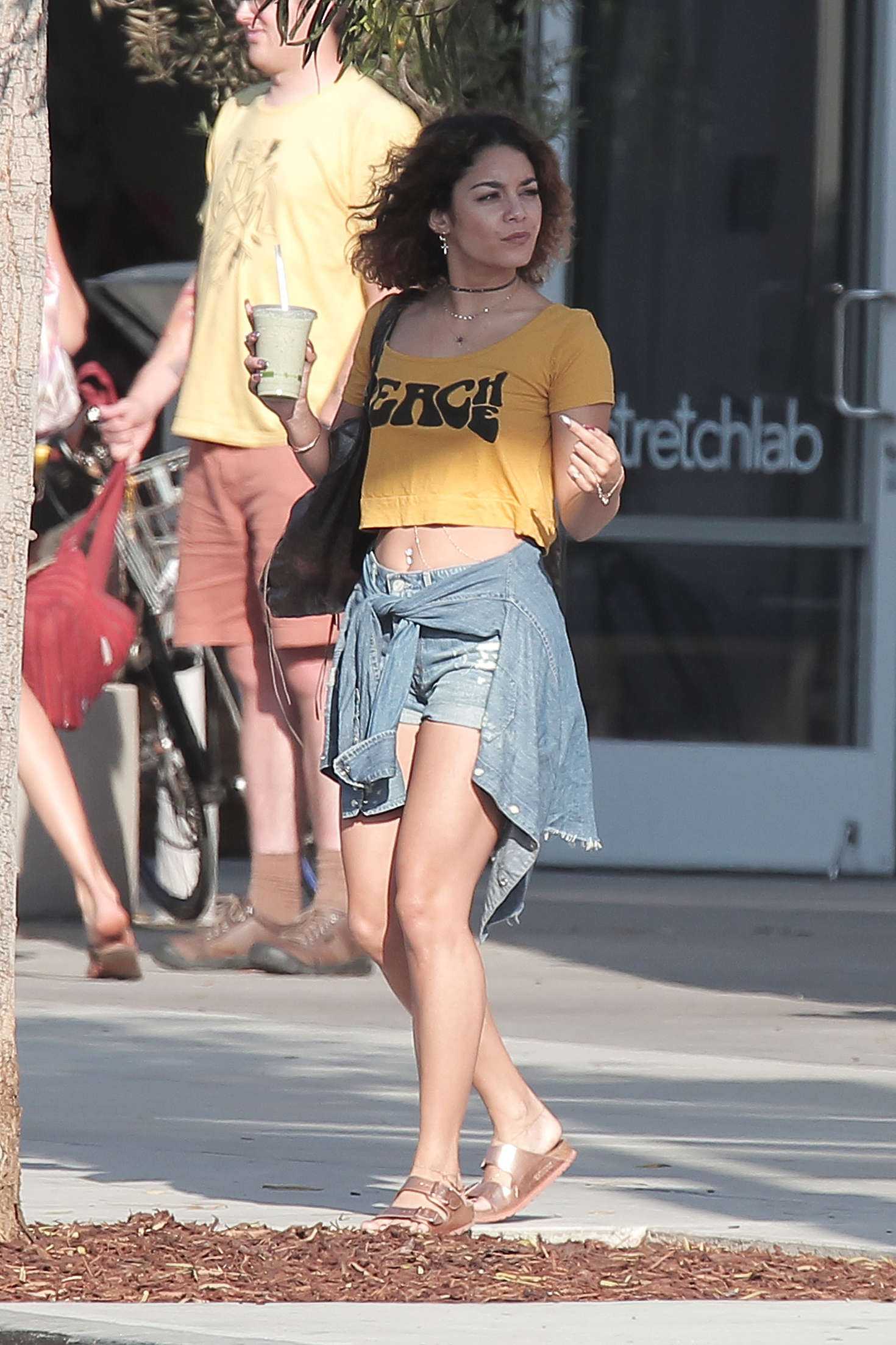 vanessa-hudgens-in-shorts-2