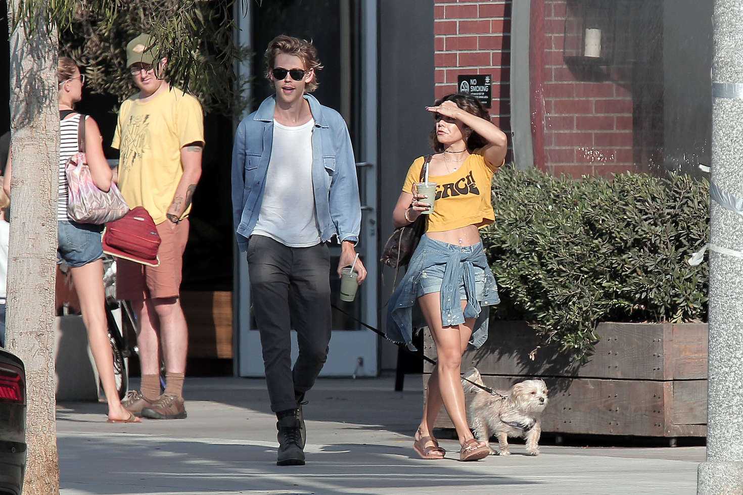 vanessa-hudgens-in-shorts-9