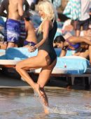victoria-silvstedt-in-swimsuit-on-mykonos-island-11
