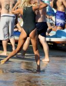 victoria-silvstedt-in-swimsuit-on-mykonos-island-14